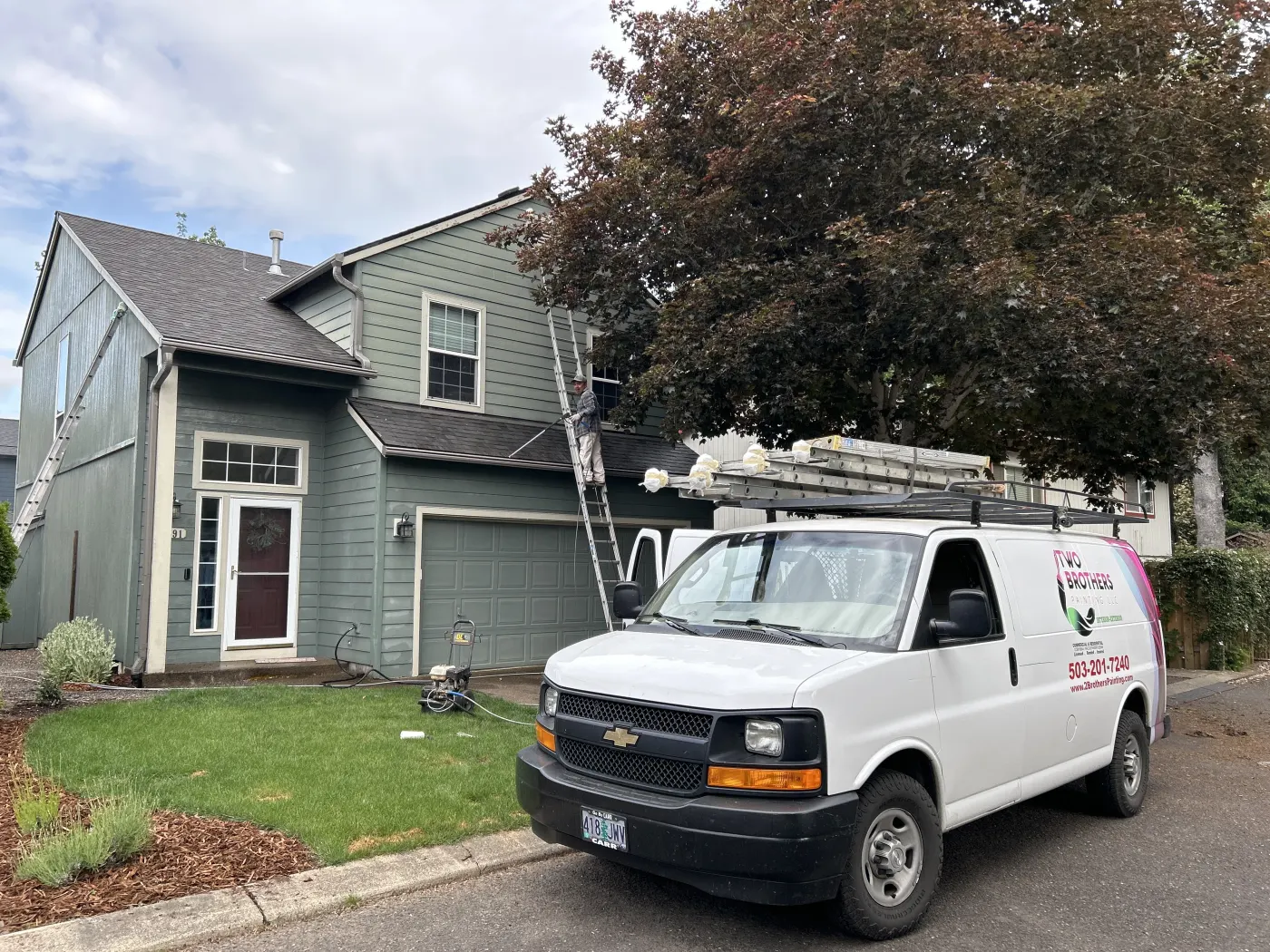 Pressure washing house exterior in Aloha Oregon